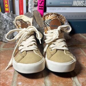 Inkkas Women's Size 5  High Top Sneakers
